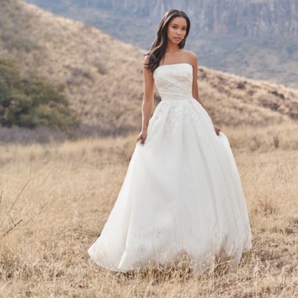 Dresses & Skirts - Beautiful Strapless Wedding Gown